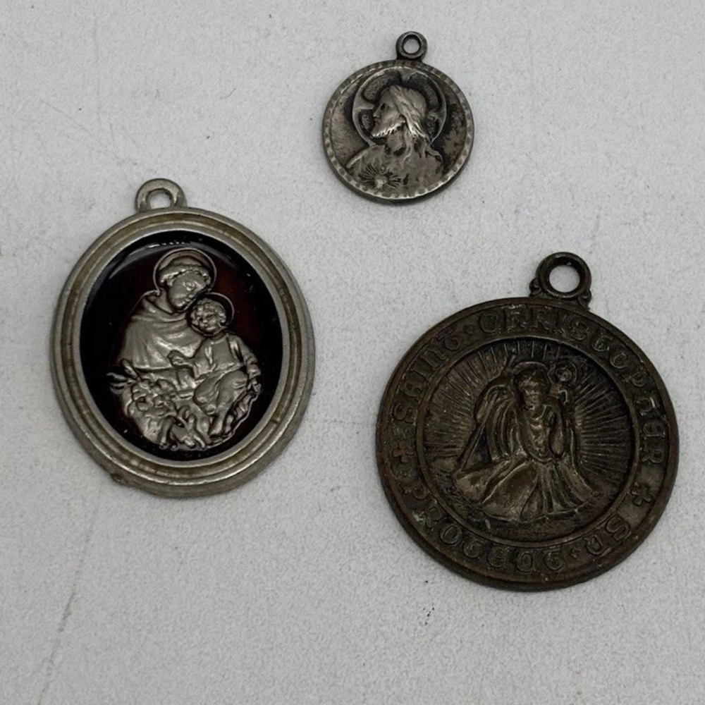 Lot of 3 vintage catholic religious charms‎